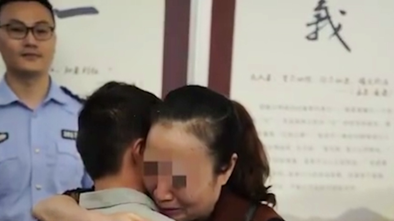 妈妈在上百人的方阵中一眼认出儿子